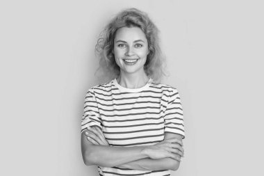 Sarı arka planda izole edilmiş gülümseyen kızıl saçlı kız portresi. Stüdyodaki genç kızıl saçlı kızın portresi. Yetişkin kızıl kız portresi.