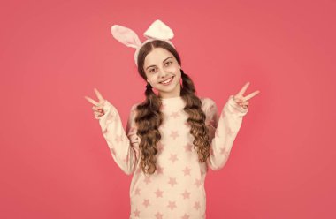 Tavşan kulaklı, pijamalı mutlu Paskalya kızı, Paskalya tatili.