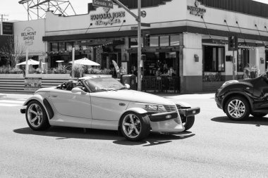 Long Beach, Kaliforniya ABD - 31 Mart 2021: Sarı Chrysler Plymouth Prowler 'ın klasik arabası.