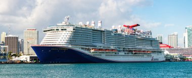 Miami, Florida, ABD - 3 Kasım 2024: Karnaval yolcu gemisi yolculuğu. Yaz tatilinde gemi turu. Karnaval Gemi Hattı. Gemi turu ve deniz seyahati. Gemi Miami sahil limanından ayrılıyor..