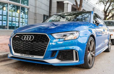 Miami, Florida, ABD - 05 Aralık 2024 Audi RS3 Sport Hatchback otomobili. Audi RS3 'ün lüks arabası. Audi RS3 'ün arabası dışarıda park edilmiş. Audi RS3 mavi renk, köşe görünümü.