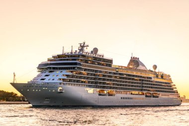 Miami, Florida, ABD - 07 Aralık 2024: gemi turu. Denizde seyahat etmek. Gemi limandan ayrılıyor. Yedi deniz Grandeur yolcu gemisi yolculuğu. Yaz tatilinde gemi turu. Naip yedi deniz yolculuğu..