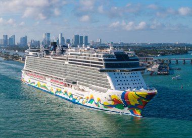 Miami, Florida, ABD - 02 Şubat 2025: Norveç yolcu gemisi yolculuğu. Yaz tatilinde gemi turu. Norveçli gemi şirketi. Gemi turu ve deniz seyahati. NCL Gemisi.