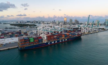 Miami, Florida, 11 Şubat 2025, nakliye konteynırı. Kargo konteynırlı Miami hava limanı. İhraç ve ithalat. Miami Limanı. Kargo gemisi Miami 'de konteynırla dolu, anten. Kargo boşaltılıyor.