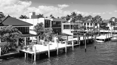 Yaz cennetinde tatil. Yazın lüks bir tatil köyü. Florida 'nın tropikal körfezine git. Tropik cennet tatil beldesinde yaz tatili. Yat iskelesi olan lüks bir yazlık villa. Lüks kaçış..