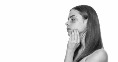 Göz bandı. Göz altlarında kolajen pedleri olan güzel kadın yüzü. Kadının gözlerinin altında kolajen bantları olan taze ve sağlıklı bir cildi var. Yüz bakımı. Göz bandı takan bir kadın. Spa dikkat pankartı.