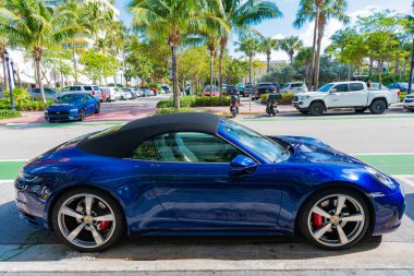Miami, Florida, ABD - 11 Aralık 2024: Mavi Porsche 911 üstü açık araba. Porsche 911 tipi üstü açık lüks bir araba. Porsche 'nin arabası dışarıda park edilmiş. Porsche, yan görünüm.