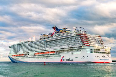 Miami, Florida, ABD - 23 Aralık 2024: yaz tatilinde tatil beldesi. Karnaval yolcu gemisi. Gemi turu ve deniz seyahati. Gemi Miami limanından ayrılıyor. Karnaval Gezi Gezisi Gezisi Kutlaması.