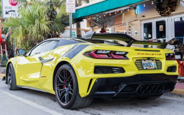 Miami, Florida, ABD - 19 Aralık 2024 Chevrolet Corvette Chevy spor arabası. Chevrolet Corvette 'in spor arabası. Chevy Corvette 'in arabası dışarıda park edilmiş. Chevrolet Corvette, köşe manzaralı..