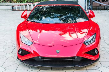 Miami, Florida, ABD - 18 Kasım 2024: Lamborghini Huracan EVO RWD Spyder spor araba. Lamborghini Huracan EVO 'nun spor arabası. Lamborghini Huracan 'ın kırmızı arabası..