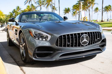Miami, Florida, ABD - 11 Aralık 2024 Mercedes Benz AMG GT V8 biturbo tipi lüks araba. Mercedes Benz 'in arabası dışarıda park edilmiş. Mercedes Benz, ön manzara. Mercedes Benz AMG GT üstü açık araba..