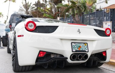 Miami, Florida, ABD - 07 Aralık 2024: 2016 Ferrari 458 Speciale spor arabası. Ferrari Speciale 'in lüks spor arabası. Ferrari Speciale 'in arabası dışarıda park edilmiş. Ferrari 458 Speciale, köşe görünümü.