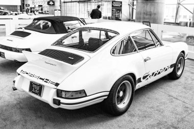 New York City, ABD - 27 Mart 2024: Porsche 911 Carrera RS 2.7 retro supercar Manhattan 'daki New York International Auto Show' da, nadir bir manzara.