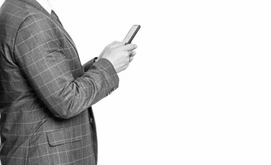 Telefondaki mesajlaşan iş adamı beyazdan izole edilmiş. İş mesajlaşması. İnternet işi. Takım elbiseli bir iş adamı telefon kullanır. İş adamıyla mesajlaşıyorum. İletişim. Kopyalama alanı ile kırpılmış görünüm.