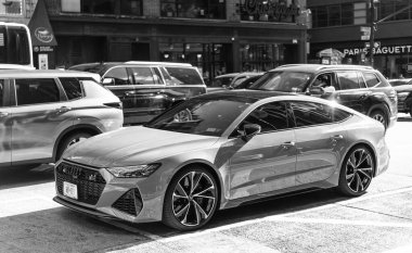 New York, ABD - 11 Kasım 2021 Audi RS7 spor araba gümüş rengi, yan görüş.