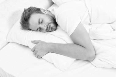 Derin erkek uykusu. Geceleri uyuyan bir adam. Uykulu adam beyaz yatak odasında uyuyor. Uyuyan genç adam uyuyor. Rahat bir yatakta huzur içinde dinleniyor. Kapalı gözlerle yalan söylemek. Hastalık izni.