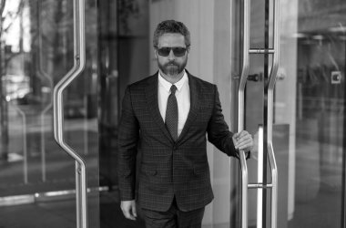Başarılı bir iş adamı ofise giriyor. Ofis kapısında olgun bir girişimci. Takım elbiseli Amerikalı işadamı ofis binasını terk ediyor. CEO ofise giriyor. İş adamı liderliği.