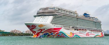 Miami, Florida, ABD - 07 Kasım 2024: Norveç Joy yolcu gemisi yolculuğu. Yaz tatilinde gemi turu. Norveç yolcu gemisi. Gemi turu ve deniz seyahati. Gemi yolcu ile birlikte limandan ayrılıyor.