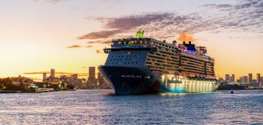 Miami, Florida, ABD - 24 Aralık 2024: Gemi gece aydınlandı. Norveç 'ten ayrılan yolcu gemisi yolculuğu. Yaz tatilinde gemi turu. Norveç yolcu gemisi. Gemi turu ve okyanus seyahati.