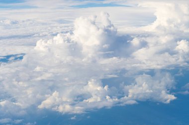 Pofuduk Beyaz Bulutlu Mavi Gökyüzü güneşli bir yaz gününde. Bulutlar - Mavi gökyüzü ve beyaz bulutlar. Arka plan bulutu yazı. Gün batımında gökyüzü bulutsuz. Doğal gökyüzü.