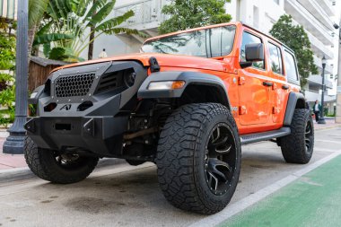 Miami, Florida, ABD - 09 Aralık 2024: Jeep Wrangler SUV arabası. Jeep Wrangler SUV tipi lüks bir araba. Jeep Wrangler 'ın arabası dışarıda. Jeep Wrangler, köşe manzaralı..