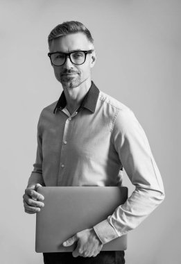 İş başarısı. CEO müdürü iş adamı Grey 'de izole edilmiş. Video konferansı. Bilgisayarı kullanan başarılı bir iş adamı. İşadamı internette çalışıyor. Online pazarlama müdürü. Siber Güvenlik.