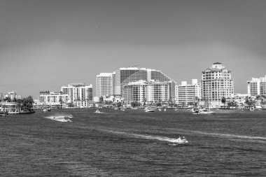 Fort Lauderdale, Florida, ABD - 25 Mart 2023: Florida 'daki Fort Lauderdale şehir binasının gökyüzü manzarası.
