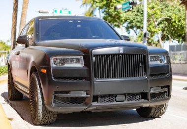 Miami, Florida, ABD - 06 Aralık 2024 Rolls Royce Cullinan 2024 çapraz otomobil. Rolls Royce Cullinan 'ın çapraz arabası. Araba Rolls Royce Cullinan dışarı park etmiş. Rolls Royce Cullinan, köşe manzaralı..