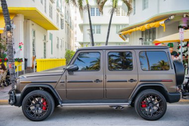 Miami, Florida, ABD - 05 Aralık 2024: 2021 Mercedes Benz G geçiş aracı. Mercedes Benz G tipinde lüks bir araba. Mercedes Benz 'in arabası dışarıda park edilmiş. Mercedes Benz G, yan görünüm.