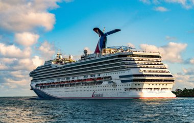 Miami, Florida, ABD - 10 Aralık 2024: Karnaval yolcu gemisi. Gemi turu ve seyahat. Gemi Miami limanından ayrılıyor. Tatil turu. Karnaval Gündoğumu yolcu gemisi yolculuğu. Yaz tatilinde gezmek.