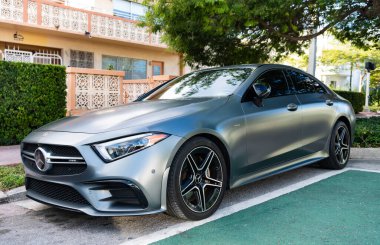 Miami, Florida, ABD - 09 Aralık 2024 Mercedes Benz CLS 2019 amg turbo araba. Mercedes Benz CLS tipi lüks bir araba. Mercedes Benz 'in arabası dışarıda park edilmiş. Mercedes Benz CLS, köşe görünümü.