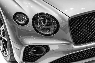 New York City, ABD - 27 Mart 2024: Bentley Continental GT lüks araba farları New York Uluslararası Otomobil Fuarı, yakın görüş.