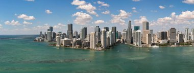 Miami ufuk çizgisi manzarası. Miami gökdelen şehri. Brickell Key 'in panoramik silueti. Miami şehir merkezi panoraması. Şehir merkezindeki panoramik şehir manzarası. Şehir mimarisi silüeti. Liman kenti.