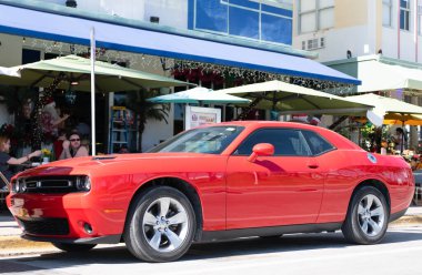 Miami, Florida, ABD - 06 Aralık 2024 Dodge Challenger SXT arabası. Dodge Challenger SXT tipi yarış arabası. Dodge Challenger 'ın arabası dışarıda park edilmiş. Dodge Challenger SXT, yan görünüm.