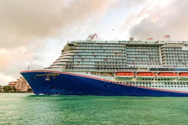 Miami, Florida, ABD - 16 Aralık 2024: yaz tatilinde tatil beldesi. Karnaval yolcu gemisi. Gemi turu ve deniz seyahati. Gemi Miami limanından ayrılıyor. Karnaval Gezi Gezisi Gezisi Kutlaması.