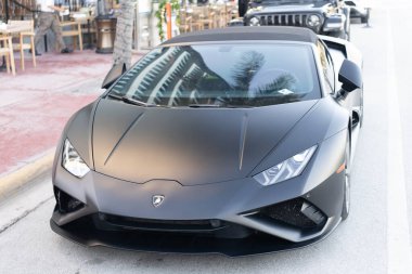Miami, Florida, ABD - 19 Aralık 2024 Lamborghini Huracan EVO üstü açık spor araba. Lamborghini Huracan EVO 'nun spor arabası. Lamborghini Huracan 'ın siyah arabası..