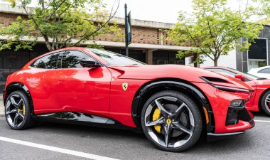 Chicago, Illinois - 29 Eylül 2024 Ferrari Purosangue kırmızı renk. Ferrari Purosangue SUV sokağa park etmiş. Köşeden bak. Şatoda lüks Ferrari Purosangue