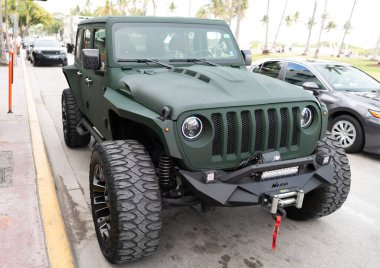 Miami, Florida, ABD - 07 Aralık 2024 Jeep Wrangler 'ın lüks SUV arabası. Jeep Wrangler 'ın arabası yolda. Jeep Wrangler, köşe manzaralı. Jeep Wrangler SUV arabası.