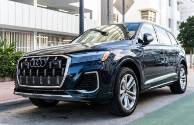 Miami, Florida, ABD - 18 Aralık 2024 Audi Q755 Premium Crossover Car. Audi Q7 tipinde lüks bir araba. Audi Q7 'nin arabası dışarıda park edilmiş. Audi Q7, köşe görünümü.