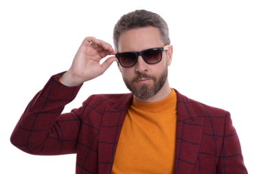 İş ceketli ve güneş gözlüklü bir adam. Olgun adam erkek giyim tarzı giyinir. Şık ve modaya uygun. İspanyol manken. Beyaz giysili şık erkek kıyafetleri. Günlük kıyafet..