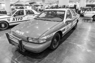 New York City, ABD - 27 Mart 2024: Chevrolet Caprice NYPD polis arabası New York Uluslararası Otomobil Fuarı, köşe manzarası.