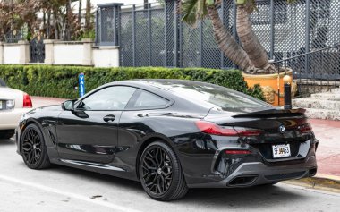 Miami, Florida, ABD - 10 Aralık 2024: siyah 2019 BMW M850 Gran Turismo arabası. BMW M850 Gran Turismo tipi lüks bir araba. BMW M850 'nin arabası dışarıda park edilmiş. BMW M850, köşe görünümü.