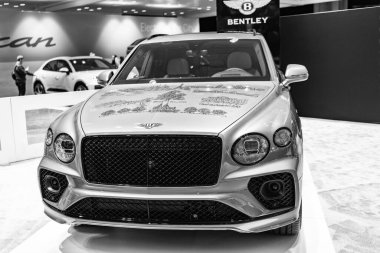 New York City, ABD - 27 Mart 2024: Bentley Bentayga yeşil lüks akortlu araba New York Uluslararası Otomobil Fuarı, ön manzara.
