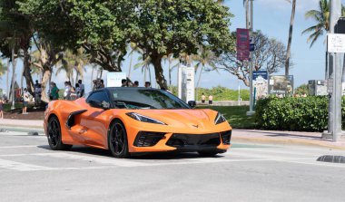 Miami, Florida, ABD - 20 Aralık 2024 Chevrolet Corvette 'in spor arabası. Chevy Corvette 'in açık hava turuncu arabası. Chevrolet Corvette, yan görüş. Chevrolet Corvette C8 Chevy spor araba.