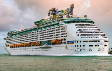 Miami, Florida, ABD - 16 Aralık 2024: Royal Caribbean International tekne şirketi. Gemi turu. Gemi limandan ayrılıyor. Deniz Gezisi Gezisi 'nin kaşifi. Yaz tatilinde gezmek.