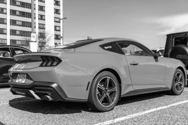 New York City, ABD - 31 Mart 2024 Ford Mustang mavi Mustang mavi spor arabası açık hava, köşe manzaralı.