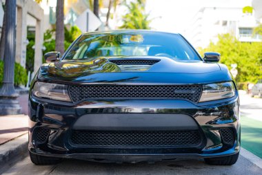 Miami, Florida, ABD - 17 Aralık 2024: Siyah 2023 Dodge Charger GT arabası. Dodge Charger GT tipi lüks bir araba. Dodge Charger GT 'nin arabası, dışarıda park edilmiş. Dodge Charger GT, ön görünüm.
