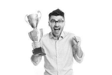 İş başarısı. İş adamı zaferi beyazlarla izole edilmiş iş görüşmeleriyle kutluyor. Şampiyon kupasını elinde tutan başarılı bir iş adamı. Ticari başarı. Etkili liderlik.