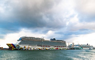 Miami, Florida, ABD - 4 Kasım 2024 Norveçli Cruise şirketi. Gemi turu ve deniz seyahati. Gemi limanda. Norveç Tekrarı ve Yeşim Gemi Yolculuğu. Yaz tatilinde gezmek.