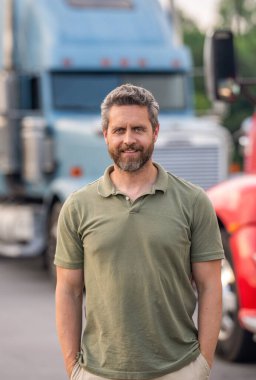 Kamyon kamyonunun yanında bir erkek kamyon şoförü. Nakliye araçları. Yarı kamyon aracı. İspanyol kamyoncu adam. Kamyonun önünde yakışıklı bir şoför. Kamyon sahibi. Kamyon şoförü. Bölgesel sürücüler.